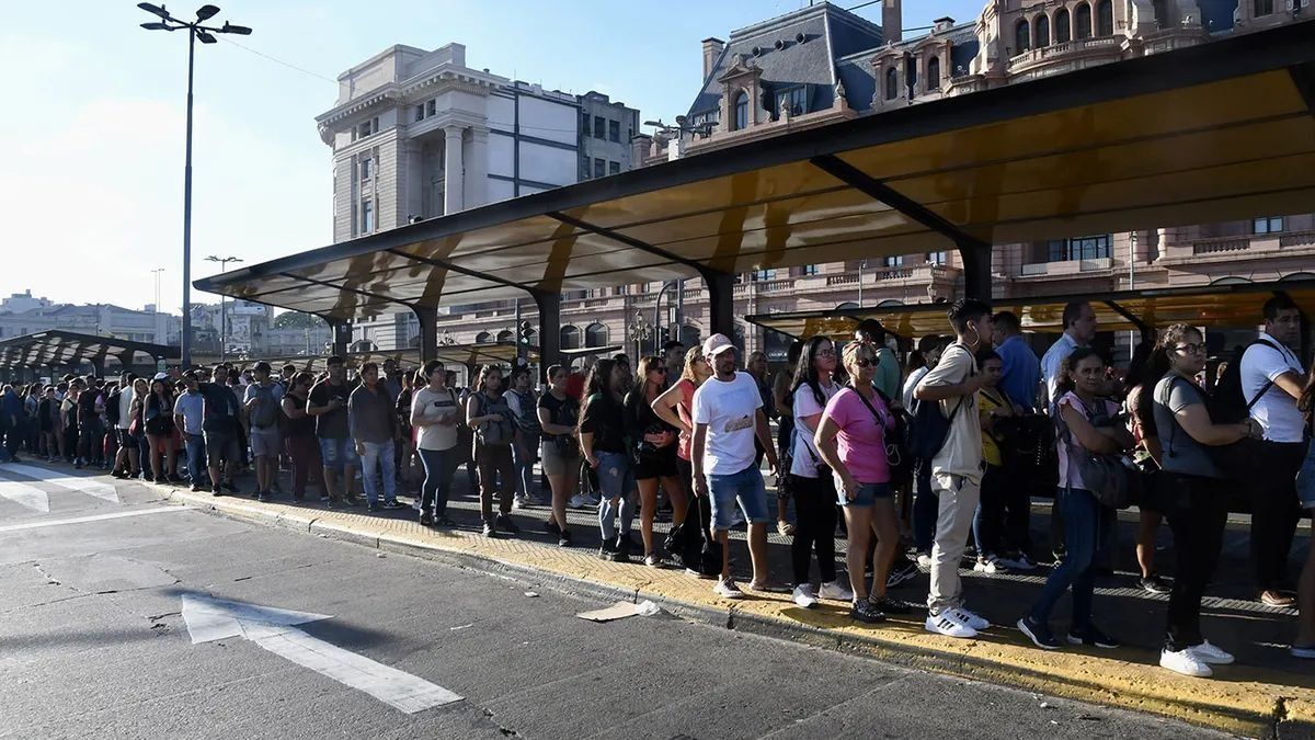 Nuevo paro de colectivos en Buenos Aires impacta más de 300 líneas.