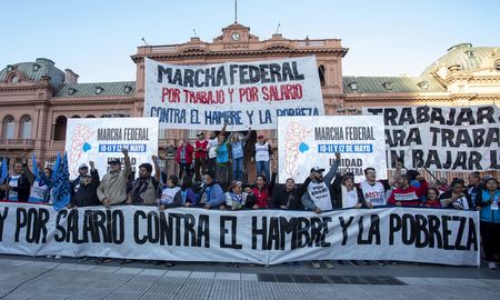 Grupos de organizaciones sociales de izquierda se concentraron hoy en Plaza de Mayo en reclamo de trabajo, aumento salarial y contra la miseria.