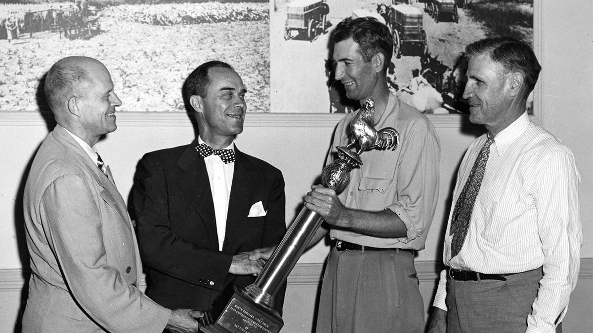 El granjero ganador del concurso Chicken of tomorrow recibiendo su premio en 1951.&nbsp;