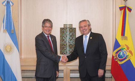 El presidente de Ecuador, Guillermo Lasso, llegó este domingo a nuestro país y mañana se reunirá con Alberto Fernández. El presidente de Ecuador, Guillermo Lasso, llegó este domingo a nuestro país y mañana se reunirá con Alberto Fernández.