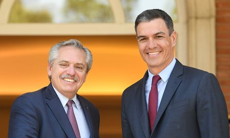 Alberto Fernández comenzó una breve gira por Europa reunido con Pedro Sánchez.