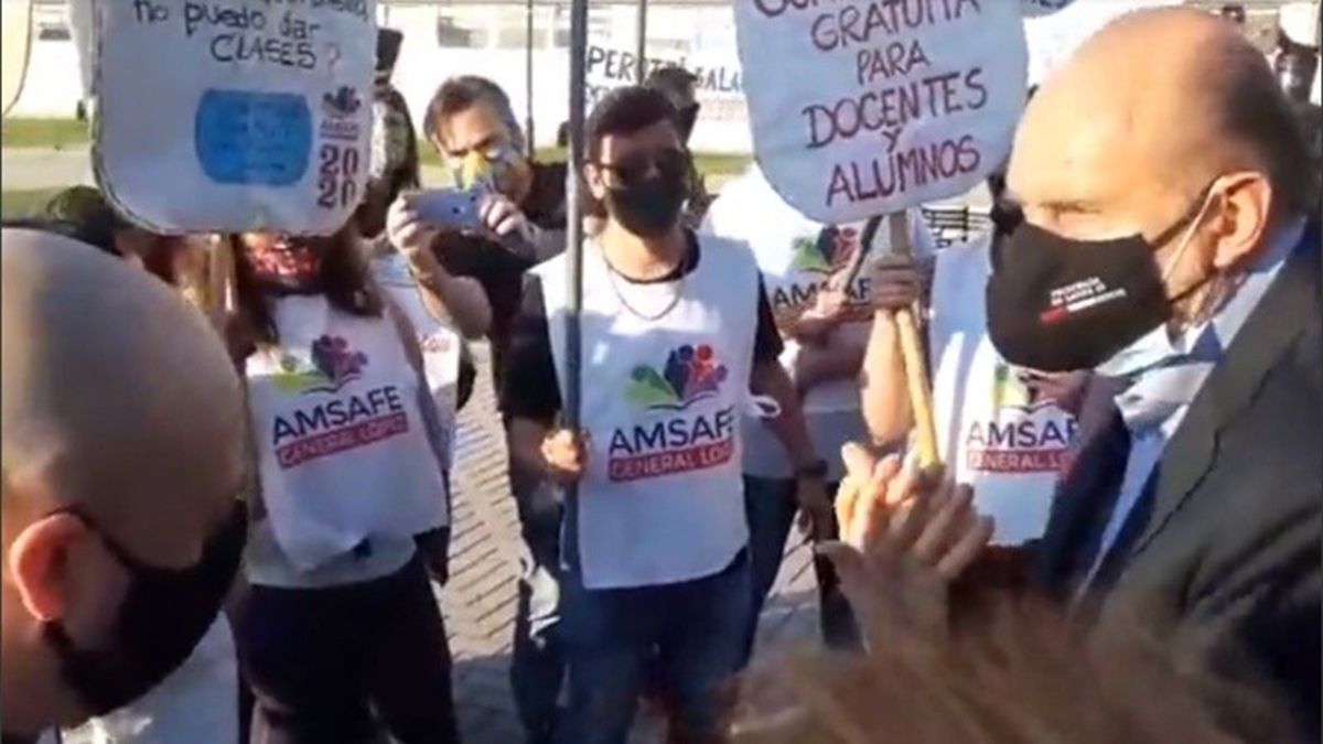 Otra vez, Perotti fue abordado por trabajadores que le pidieron por sus salarios.