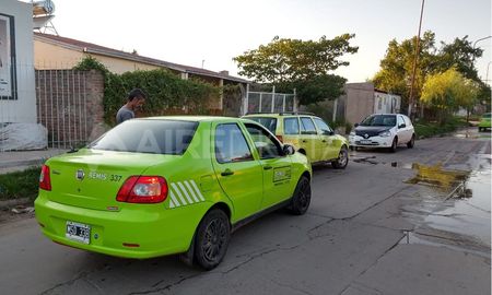 amenazaron a un remisero con un arma blanca por la ventanilla del auto y le robaron amenazaron a un remisero con un arma blanca por la ventanilla del auto y le robaron
