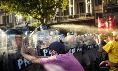 Durante los momentos de incidentes, una persona fue detenido por personal de las fuerzas de seguridad. Durante los momentos de incidentes, una persona fue detenido por personal de las fuerzas de seguridad.