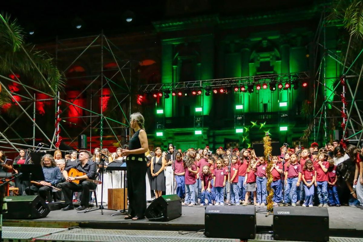 Más de 3 mil personas disfrutaron del concierto "Santa Fe Canta la Navidad" en la Plaza 25 de Mayo. Más de 3 mil personas disfrutaron del concierto "Santa Fe Canta la Navidad" en la Plaza 25 de Mayo.