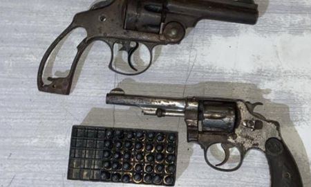 Las armas fueron encontradas por la policía tras una requisa. Las armas fueron encontradas por la policía tras una requisa.