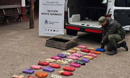 Los bloques de cocaína iban dentro de una caja metálica. Los bloques de cocaína iban dentro de una caja metálica.