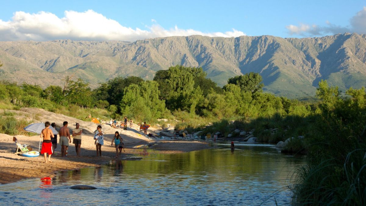 Los cursos de agua en Paravachasca mantienen una temperatura ideal y una claridad que permite ver el fondo arenoso del río.