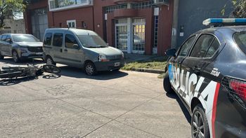 Una mujer chocó con su moto frente a un auto estacionado y fue trasladada al Cullen