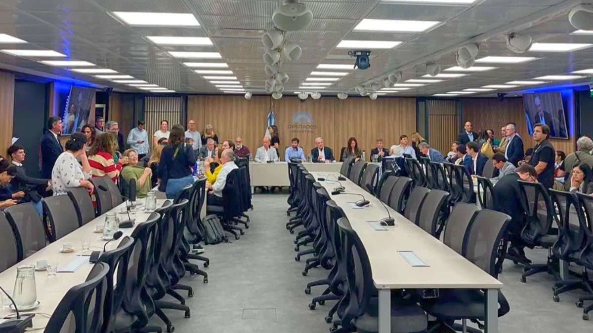 En una reunión con asistencia casi perfecta, los posicionamientos políticos mostraron fisuras y estrategias contrapuestas. En una reunión con asistencia casi perfecta, los posicionamientos políticos mostraron fisuras y estrategias contrapuestas.