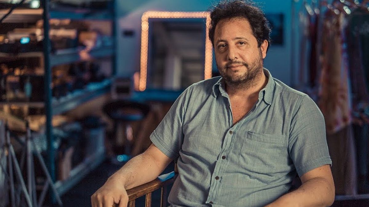 Chomski inició su carrera cinematográfica en la década del 90 trabajando como asistente de dirección.