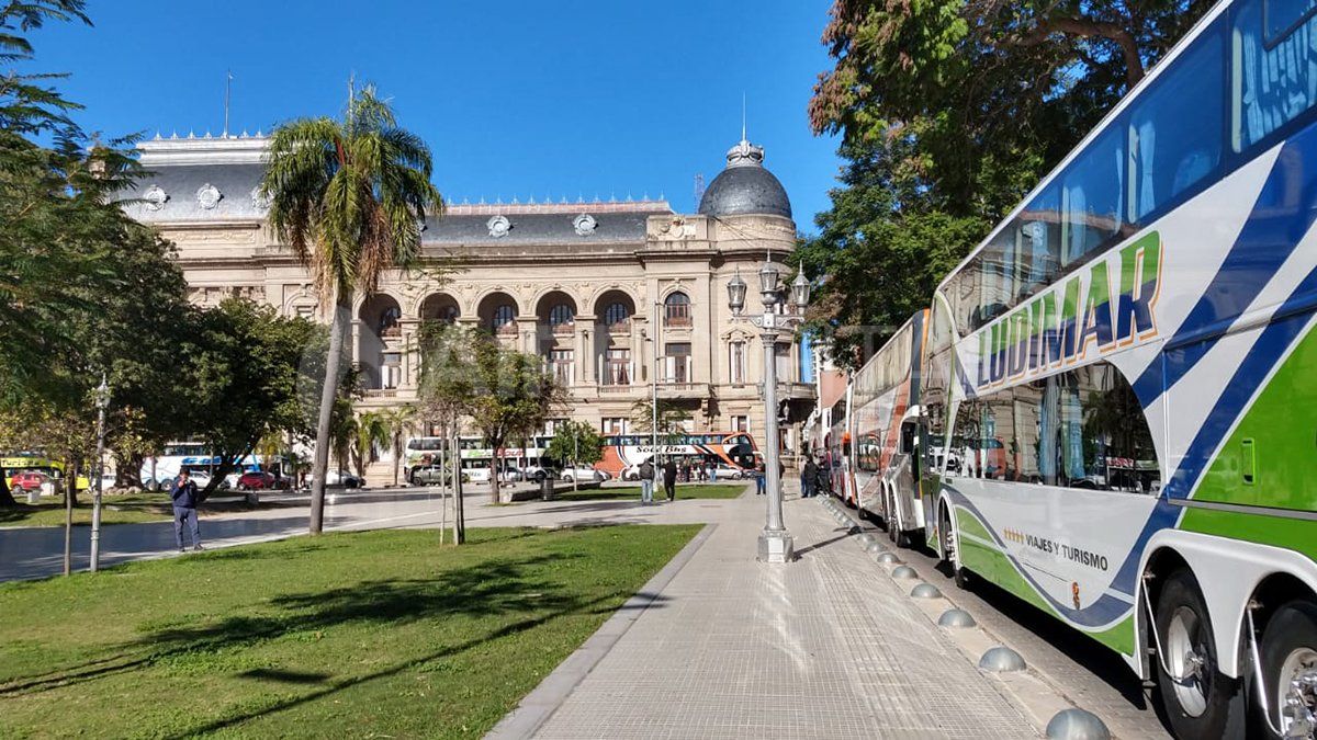Las empresas de viajes de larga distancia reclamaron en la Casa de Gobierno una ayuda financiera para poder cubrir los salarios de los trabajadores.