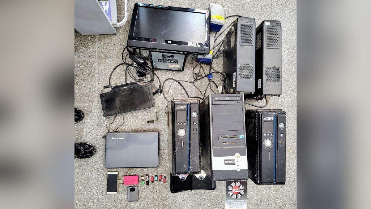 Los dispositivos que secuestr&oacute; la PDI durante el allanamiento realizado en el s&uacute;per de Helvecia.&nbsp;