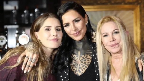 Soledad Aquino junto a sus hijas, Mica y Cande Tinelli.