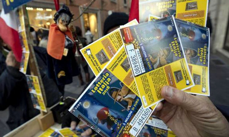Ganó la lotería pero el dueño de la agencia le robó el boleto ganador y huyó Ganó la lotería pero el dueño de la agencia le robó el boleto ganador y huyó