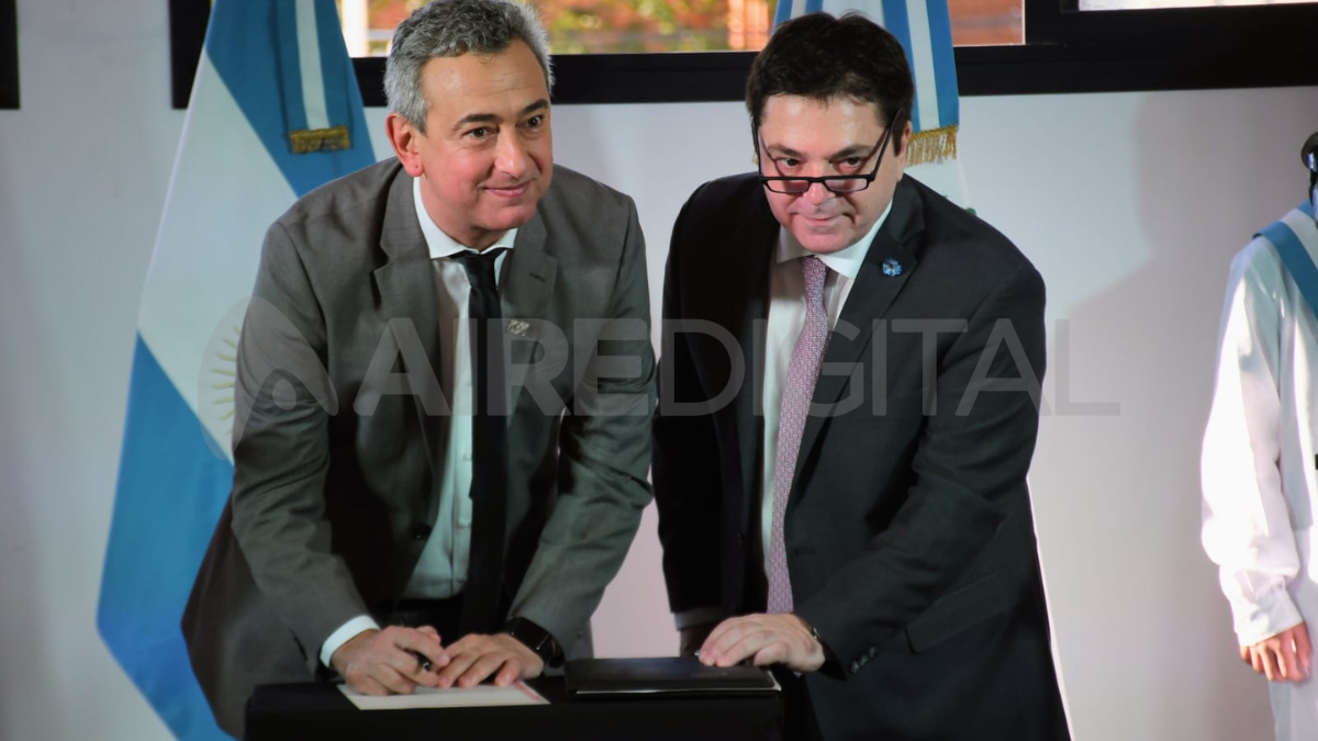 Javkin tomó posesión de su cargo en la sede de la vecinal de Empalme Graneros. Javkin tomó posesión de su cargo en la sede de la vecinal de Empalme Graneros.