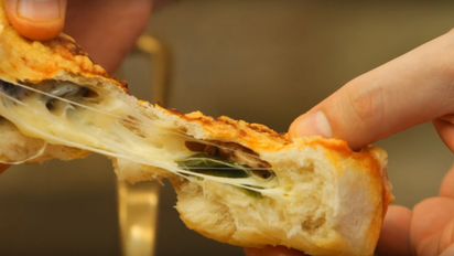 Cómo hacer pancitos caprese en casa: la receta rápida y viral de TikTok perfecta para el mediodía