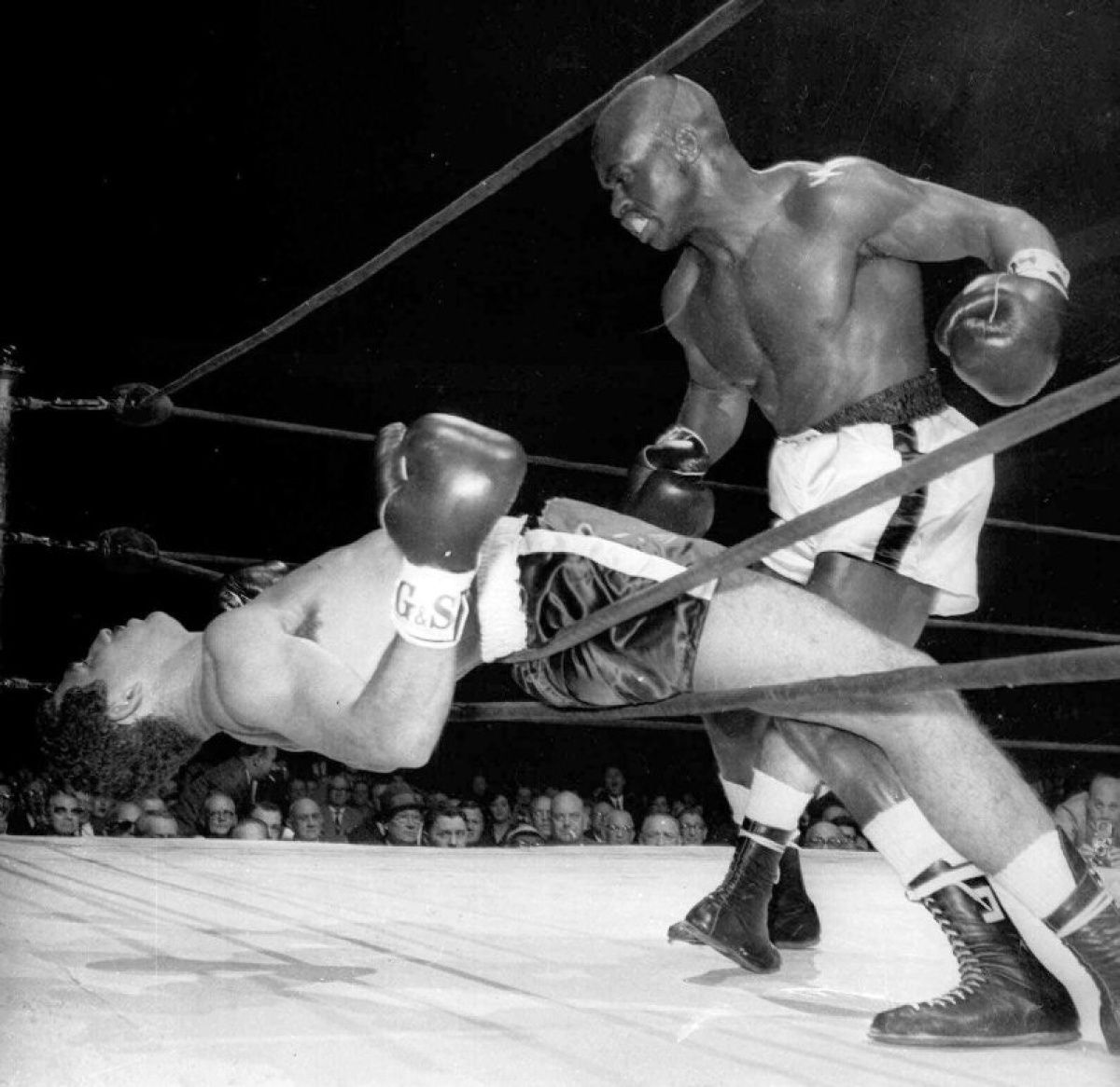 Tras debutar como profesional en 1961, Carter se hizo rápidamente conocido por el gran poder de su pegada. El 27 de octubre de 1962 y, en el Madison Square Garden neoyorquino, noqueó en el primer round al cubano Florentino Fernández. Fue la primera pelea televisada de Rubin, quien aumentó notablemente su popularidad. Tras debutar como profesional en 1961, Carter se hizo rápidamente conocido por el gran poder de su pegada. El 27 de octubre de 1962 y, en el Madison Square Garden neoyorquino, noqueó en el primer round al cubano Florentino Fernández. Fue la primera pelea televisada de Rubin, quien aumentó notablemente su popularidad.