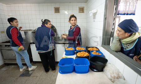 En la ciudad de Santa Fe, los comedores y los centros comunitarios no dan abasto con la demanda de alimentos. En la ciudad de Santa Fe, los comedores y los centros comunitarios no dan abasto con la demanda de alimentos.
