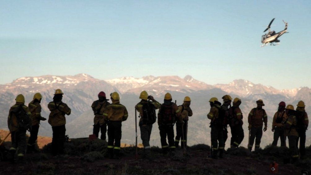 En cercanías de la localidad turística de El Bolsón, el fuego continúa