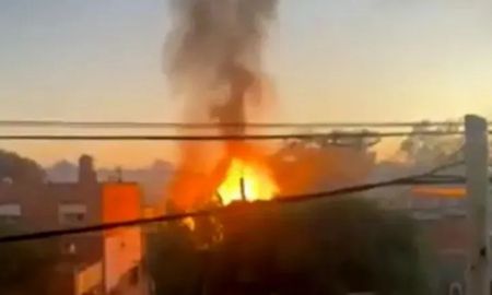 El depósito clandestino de Mariano Acosta albergaba unas 2500 garrafas. Tras la explosión, restos de hierro volaron hasta 300 metros impactando en los techos de las viviendas linderas. El depósito clandestino de Mariano Acosta albergaba unas 2500 garrafas. Tras la explosión, restos de hierro volaron hasta 300 metros impactando en los techos de las viviendas linderas.