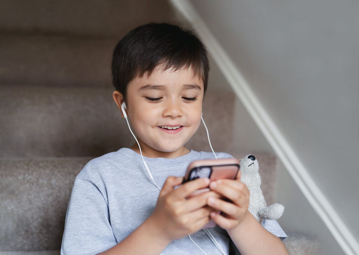 Bill Gates recomendó que un niño no debe recibir su primer celular antes de los 14 años. Bill Gates recomendó que un niño no debe recibir su primer celular antes de los 14 años.