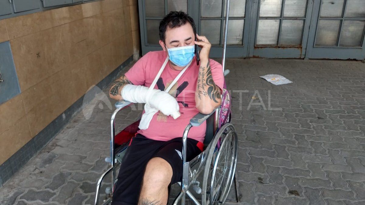 Desde la explanada del Sanatorio Garay, con la mano vendada y en silla de ruedas brindó una entrevista exclusiva para Aire de Santa Fe