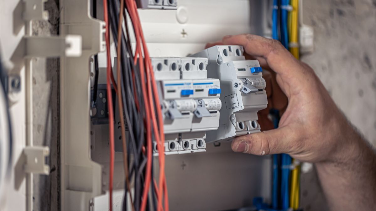 El truco que recomiendan los electricistas para ahorrar en casa