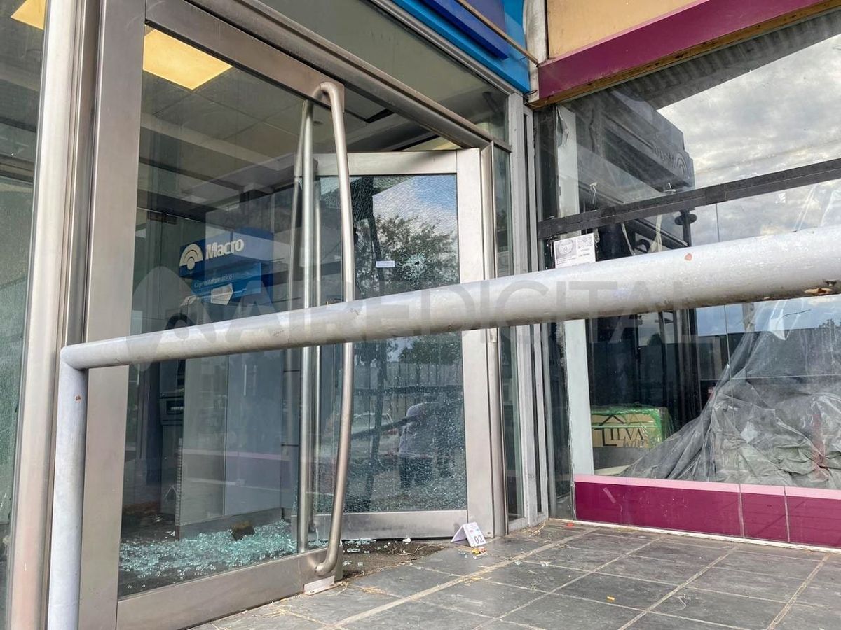 Así quedó la entrada al cajero del banco Macro atacado en Rosario.