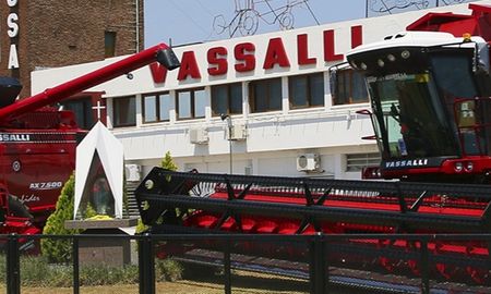 La situación en la fábrica de cosechadoras Vassalli, en Firmat, se torna cada vez más grave por haberes impagos a los trabajadores. La situación en la fábrica de cosechadoras Vassalli, en Firmat, se torna cada vez más grave por haberes impagos a los trabajadores.