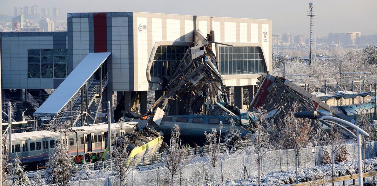 Tragedia en Turquía: un tren de alta velocidad choca contra una locomotora
