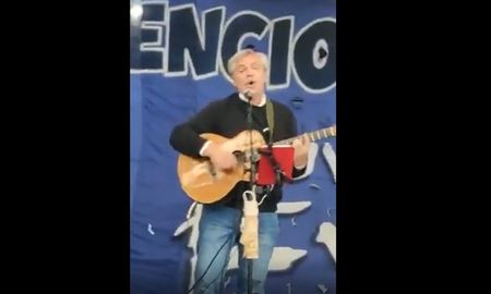 En un acto del Movimiento Evita por el 25 de Mayo, el presidente Alberto Fernández se subió al escenario para tocar la guitarra e interpretar la canción Solo se trata de vivir de Lito Nebbia.