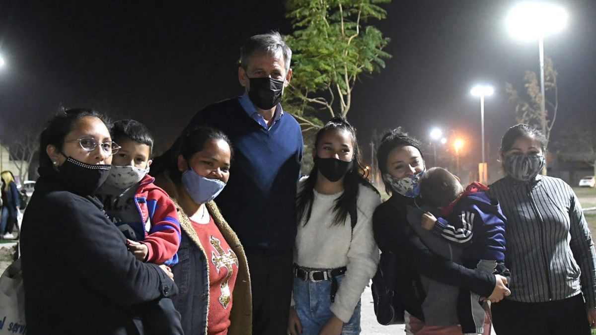 El intendente Emilio Jatón inauguró la nueva iluminación led en barrio Scarafía.