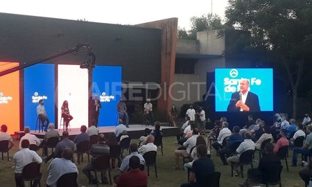 Este martes por la tarde, en el camping de ATSA en la localidad de Sauce Viejo, el peronismo santafesino realizó un acto político de muestra de unidad y de apoyo al gobierno de Omar Perotti, quien cumplió un año al frente de la gestión. Este martes por la tarde, en el camping de ATSA en la localidad de Sauce Viejo, el peronismo santafesino realizó un acto político de muestra de unidad y de apoyo al gobierno de Omar Perotti, quien cumplió un año al frente de la gestión.