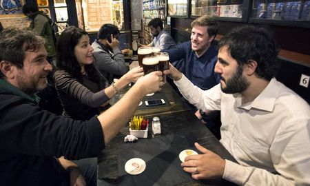 Este martes por la noche van a realizar operativos de tránsito, de alcoholemia y controles a taxis y remises. Luego trabajarán en la fiscalización y el monitoreo de los protocolos de bares y de kioscos. Este martes por la noche van a realizar operativos de tránsito, de alcoholemia y controles a taxis y remises. Luego trabajarán en la fiscalización y el monitoreo de los protocolos de bares y de kioscos.
