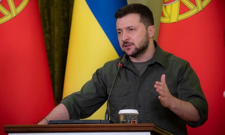 El presidente ucraniano, Volodimir Zelenski, aseguró hoy que la guerra en Ucrania será sangrienta y que solo puede terminar por medios diplomáticos. El presidente ucraniano, Volodimir Zelenski, aseguró hoy que la guerra en Ucrania será sangrienta y que solo puede terminar por medios diplomáticos.