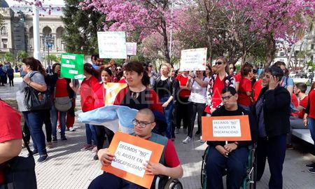 Desde las 9, se concentrarán en Plaza de Mayo y marcharán a la sede en Santa Fe de la Superintendencia de Servicios de Salud (Obispo Gelabert 2964). Desde las 9, se concentrarán en Plaza de Mayo y marcharán a la sede en Santa Fe de la Superintendencia de Servicios de Salud (Obispo Gelabert 2964).