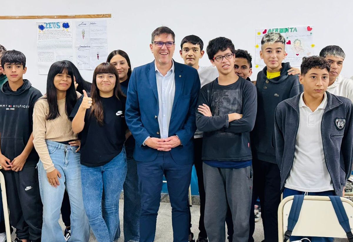 Jos&eacute; Goity, ministro de Educaci&oacute;n de Santa Fe, junto a estudiantes que participan del Programa Quedate.