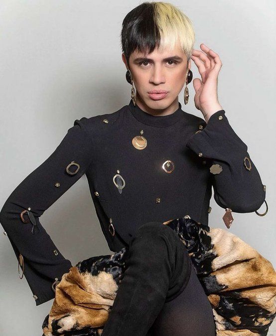 Artemis con look Cruella.