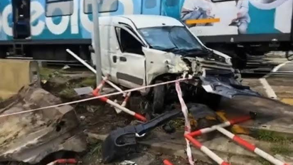 Impactante choque en Ramos Mejía: un tren embistió a una camioneta en un cruce