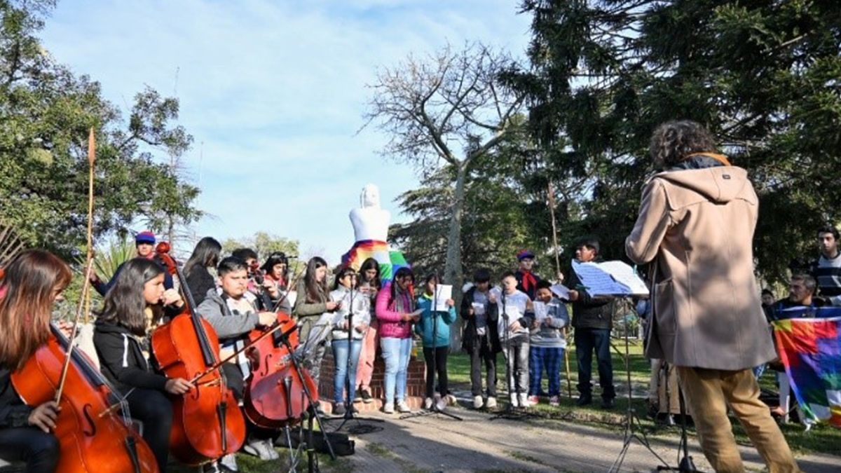 En el año 1993 se creó la ley provincial aborigen. Posteriormente, en el año 2005, con el decreto 1719, se les dio prioridad a las escuelas interculturales bilingües y recién en el año 2020 se reconoció la modalidad como establece la Ley Nacional de Educación.
