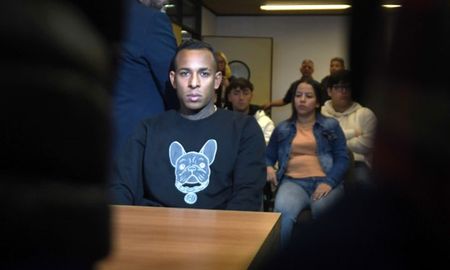 El colombiano se fue de Tribunales cerca de las 15 y ya está en la concentración Xeneize. El colombiano se fue de Tribunales cerca de las 15 y ya está en la concentración Xeneize.