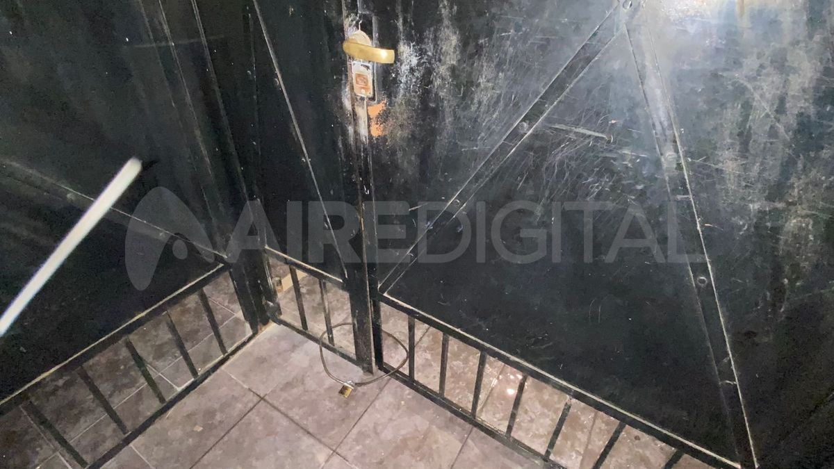 Los vecinos aseguraron el portón con una linga hasta que se realice la reparación.