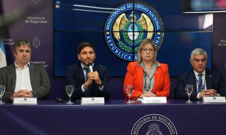El gobernador Maximiliano Pullaro y la ministra de Seguridad de la Nación, Alejandra Monteoliva, señalaron que el hecho no respondió a bullying ni a un trastorno individual, sino a la influencia de comunidades virtuales que promueven la violencia. El gobernador Maximiliano Pullaro y la ministra de Seguridad de la Nación, Alejandra Monteoliva, señalaron que el hecho no respondió a bullying ni a un trastorno individual, sino a la influencia de comunidades virtuales que promueven la violencia.
