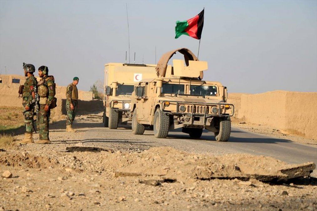 El autor del atentado, que no sobrevivió, condujo un vehículo Humvee dentro de la base y lo detonó. 