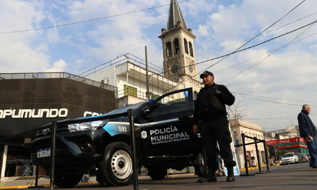 Las fuerzas policiales acudieron al lugar, tras un aviso de que había un enfrentamiento entre dos bandas. Las fuerzas policiales acudieron al lugar, tras un aviso de que había un enfrentamiento entre dos bandas.