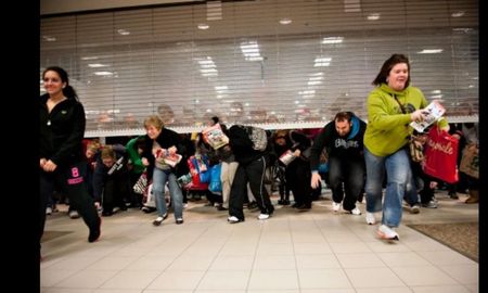 locura total en eeuu por el black friday: mira como se amontona la gente locura total en eeuu por el black friday: mira como se amontona la gente