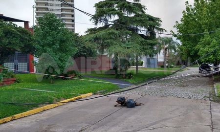 La diagonal Caseros está totalmente cortada desde el viernes por la caída de los cables de telefonía. La diagonal Caseros está totalmente cortada desde el viernes por la caída de los cables de telefonía.