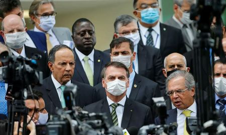 Bolsonaro anunció el 7 de este mes que tenía coronavirus y desde entonces publica en las redes sociales textos en defensa de remedios como la hidroxicloroquina, pese a que el mundo científico dice que no posee efectividad demostrada contra la Covid-19. Bolsonaro anunció el 7 de este mes que tenía coronavirus y desde entonces publica en las redes sociales textos en defensa de remedios como la hidroxicloroquina, pese a que el mundo científico dice que no posee efectividad demostrada contra la Covid-19.