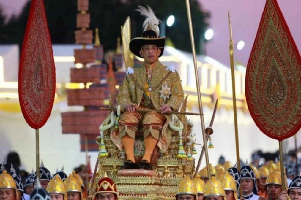 El rey de Tailandia realiza la cuarentena en Alemania junto a sus 20 esposas